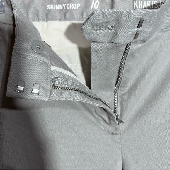GAP (NWOT) Flat Front Skinny Crop Khakis in Dusty Gray Size 10 - Picture 2 of 9